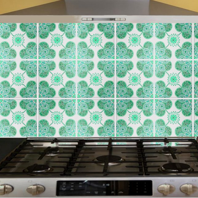 De Cerâmica Azulejo cerâmico com design verde repetitivo (Green and white repeating pattern tile shown on a kitchen backsplash.)
