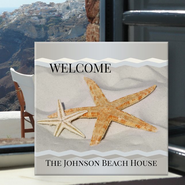 De Cerâmica Azulejo cerâmico Starfish Sandy Beach House (Beach house ceramic tile featuring two starfish on the sand with a wave design)