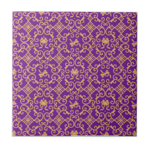 Azulejo com Padrão Dourado e Fundo Roxo