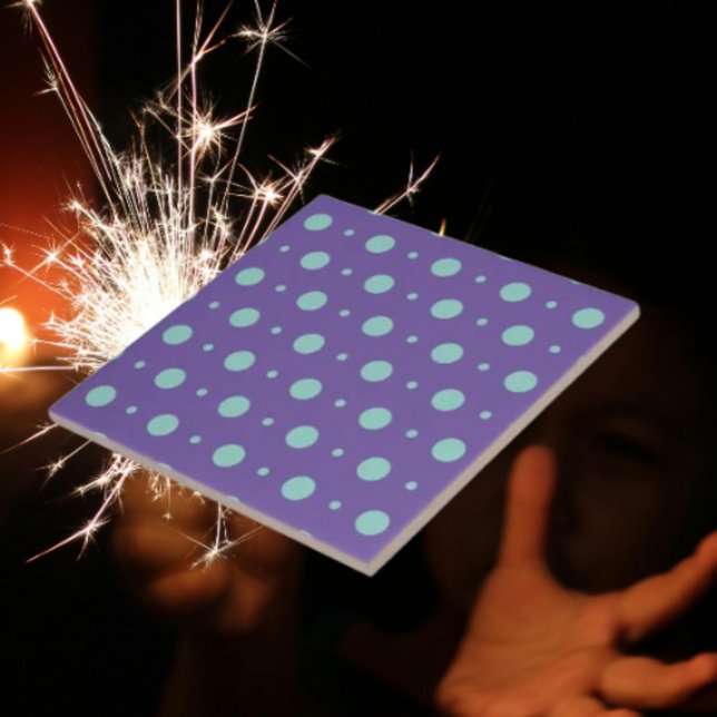 De Cerâmica Bolinhas teares no Azulejo cerâmico roxo (Criador carregado)