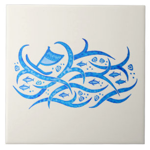 De Cerâmica Canoa havaiana do petroglyph no azulejo do mar