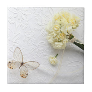 De Cerâmica flores amarelos pálido com azulejo da borboleta
