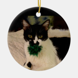 De Cerâmica Gato preto e branco com ornamento da bola