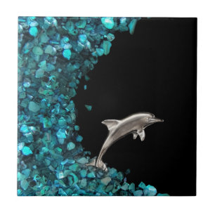 De Cerâmica Golfinho no azulejo azul da onda