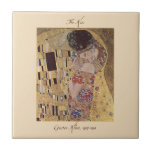De Cerâmica Gustav Klimt O Azulejo Cerâmico Beijo<br><div class="desc">O Kiss (original Der Kuss) foi pintado por Gustav Klimt, durante o seu "período de ouro", e é provavelmente o seu trabalho mais famoso. Ele retrata um casal, em vários tons de ouro e símbolos, compartilhando um beijo contra o fundo de bronze. A confusão de ouro compartilhada e o fundo...</div>