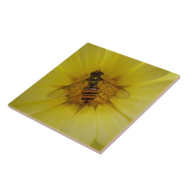 De Cerâmica Hoverfly em um Azulejo Marigold (Lateral)
