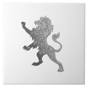 De Cerâmica Leão Real Prateado em Azulejo Branco