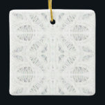 DE CERÂMICA ORNAMENTO CERÂMICO QUADRADO BATTENBURG LACE<br><div class="desc">O desenho neste enfeite de cerâmica quadrado BATTENBURG LACE é um detalhe cortado de um dos meus desenhos originais a lápis colorido, multiplicado digitalmente. A arte está dos dois lados. * Enfeites não são apenas para a árvore. Pendure isto de uma maçaneta ou em algum outro lugar para uma decoração...</div>