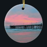 De Cerâmica Ornamento do nascer do sol do cais da rua<br><div class="desc">Artigo bonito com uma manhã nebulosa com um nascer do sol no cais da rua principal de Daytona Beach em Florida com cores cor-de-rosa bonito.</div>