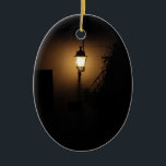 De Cerâmica Rua Lanterna Noturna Ornamento Oval<br><div class="desc">Lâmpada romântica,  Espanha fotográfica do Lanterna Noite</div>