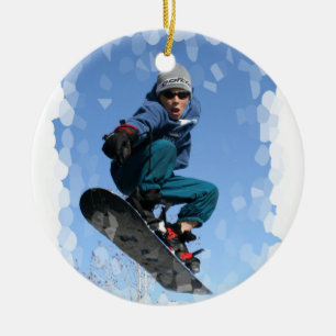 De Cerâmica Snowboarder no ornamento da neve