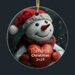 De Cerâmica Snowman com Ornamento Personalizado do Coração Ver<br><div class="desc">Homem de neve adorável segurando ornamento cardíaco personalizado com nome e ano de Natal.</div>