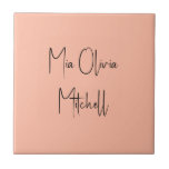 De Cerâmica Trend Color Soft Peach Name Azulejo cerâmico<br><div class="desc">Apresentando a trendy primavera shade: Pêssego de Pastel mole. Elevem sua decoração caseira com nosso azulejo de cerâmica moderno e na moda, com um nome personalizável em uma charmosa letra manuscrita em preto clássico, parecendo uma assinatura. Sua design elegante e minimalista em cores sólidas exude o apelo eterno, fazer-o perfeito...</div>