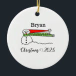 De Cerâmica Windy Snowman - Ornamento Personalizado<br><div class="desc">Um bonitinho bonitinho de neve no ornamento personalizado pelo vento com nome e ano</div>