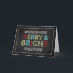 De Festividades Cartão colorido do Feliz Natal do professor do<br><div class="desc">O cartão do professor do Feliz Natal em preto,  em vermelho colorido e brilhante,  em azul,  em verde,  em amarelo e em branco,  com teste padrão do giz de quadro-negro do divertimento,  deseja a seu poço do professor esta época natalícia com este cartão moderno.</div>