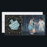 De Festividades Cartão com fotos Hanukkah "Dreidel Spinner"<br><div class="desc">Feliz Feriado, Cartão com fotos de Hanukkah/Chanukah, "Dreidel Spinner" Glossy, Cartão com fotos com envelope branco. Personalize substituindo a foto e o texto, "Happy Chanukah! Much Love, The Blumbergs" Personalize o texto escolhendo seu estilo de fonte, cor e tamanho favoritos. Reajustar, redimensionar e remodelar para personalizar. A cor de fundo...</div>