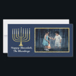 De Festividades Cartão com fotos Hanukkah "Elegante Menorah Blue"<br><div class="desc">Feliz Feriado, Cartão com fotos Chanucá/Chanukah, "Elegante Menorah Blue" Glossy, Cartão com fotos com envelope branco. Personalize substituindo a foto e o texto, "Happy Hanukkah, The Blumbergs" Personalize o texto escolhendo seu estilo de fonte, cor e tamanho favoritos. Reajustar, redimensionar e reprogramar para personalizar. Obrigados para parar e comprar! Muito...</div>