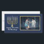 De Festividades Cartão com fotos Hanukkah "Elegante Menorah Blue"<br><div class="desc">Feliz Feriado, Cartão com fotos Chanucá/Chanukah, "Elegante Menorah Blue" Glossy, Cartão com fotos com envelope branco. Personalize substituindo a foto e o texto, "Happy Hanukkah, The Blumbergs" Personalize o texto escolhendo seu estilo de fonte, cor e tamanho favoritos. Reajustar, redimensionar e reprogramar para personalizar. Obrigados para parar e comprar! Muito...</div>