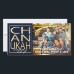 De Festividades Cartão com fotos Hanukkah/envelope Chanukah Feliz<br><div class="desc">"Chanukah Happy Dourada" brilhante, cartão com fotos com envelope branco. Personalize substituindo fotos e texto. Traga sua foto e edite com ferramentas para recortar, mudar filtro e muito mais. Substitua meu texto "feliz" e "Paz e Amor, Karen, Ben, Kev, Sam, Steve e Jake" pelas suas mensagens. Personalize o texto escolhendo...</div>