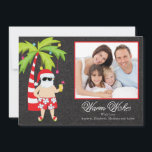 De Festividades Cartão com fotos tropical da família do feriado do<br><div class="desc">O papai noel havaiano tropical do quadro na moda & popular aquece a caracterização do cartão de Natal da foto de família dos desejos papai noel lounging bonito sob uma palmeira decorada com as luzes e os ornamento de Natal ajustados em um fundo moderno do quadro do quadro-negro à moda....</div>