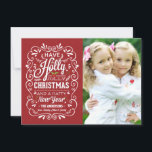 De Festividades Cartão com fotos vermelho alegre do feriado do<br><div class="desc">Modelo encaracolado festivo e folksy da foto dos cartões de natal do Natal do estilo da giz-arte em cartões lisos na moda. Tipografia lunática do estilo do quadro no fundo vermelho modelado com a mistura retro de estilos mão-indicados por letras, decorada com ramos do inverno e bagas do azevinho. Adicione...</div>