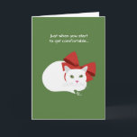 De Festividades Cartão do gato do feriado<br><div class="desc">Envie cartões de natal peluches com este design bonito do gatinho! A parte dianteira diz,  "no exato momento em que você começa obter confortável…" Dentro de diz,  um "outro feriado vem avante!" Personalize-o para seu feriado.</div>