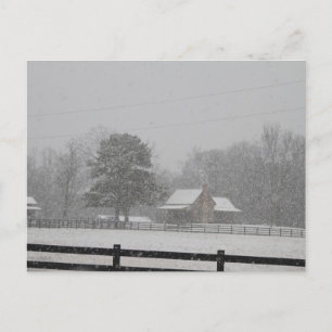 De Festividades Cartão postal a nevar numa fazenda.