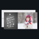 DE FESTIVIDADES CHALKBOARD MERRY NATMAS | CARTÃO COM FOTOS HOLIDAY<br><div class="desc">NATAL RÚSTICO DO MERCADO | CARTÃO COM FOTOS DE FÉRIAS. Fonte do giz Elke Clarke © usada em um fundo de efeito de quadro negro. Desejo-lhe um Feliz Natal e um Feliz ano novo. Personalize com seu nome e foto da família. Outras cores e estilos disponíveis em www.zazzle.com/monogramgallery.</div>