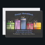 De Festividades Hanukkah apresenta o cartão<br><div class="desc">Os presentes festivos e coloridos são alinhados em seguido contra um fundo escuro. O sentimento "Hanukkah feliz" é pré-imprimido. O cartão é fácil de personalizar com seus fraseio, opções da pia batismal, do cor da pia batismal, as de papel da forma e escolha de seis tipos de papel. Envelopes brancos...</div>
