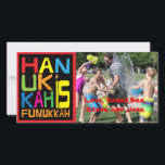 De Festividades Hanukkah Cartão com fotos/envelope "Hanukkah é Fun<br><div class="desc">"Chanucá é Funukkah" brilhante, cartão com fotos com envelope branco. Personalize substituindo fotos e texto. Personalize o texto escolhendo o estilo, cor e tamanho da sua fonte favorita. Procure o selo "Chanucá é Funukkah" correspondente, o cartão de saudação e a etiqueta de endereço. Obrigados para parar e comprar! Muito apreciado....</div>