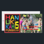 De Festividades Hanukkah Cartão com fotos/envelope "Hanukkah é Fun<br><div class="desc">"Chanucá é Funukkah" brilhante, cartão com fotos com envelope branco. Personalize substituindo fotos e texto. Personalize o texto escolhendo o estilo, cor e tamanho da sua fonte favorita. Procure o selo "Chanucá é Funukkah" correspondente, o cartão de saudação e a etiqueta de endereço. Obrigados para parar e comprar! Muito apreciado....</div>