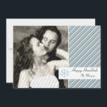 De Festividades Hanukkah listra o cartão<br><div class="desc">Hanukkah listra o cartão. Diga Hanukkah feliz com listras azuis e um floco de neve do inverno. Este cartão de Hanukkah permite a sala para uma foto,  e compartilha do espírito com a família e os amigos.</div>