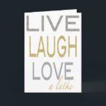De Festividades Hanukkah "Live Laugh Love a laty" Cartão Glitzy<br><div class="desc">Chanucá "Live, Laugh, Love a Latke", Dourada/Silver Greeting Card com Envelope Branco. Personalize eliminando "Happy Chanukah" e adicione seu próprio texto escolhendo seu estilo de fonte, cor e tamanho favoritos. Obrigados para parar e comprar. Muito apreciado!! Feliz Hanukkah/Chanukah! Dimensões: 5" x 7" (retrato) ou 7" x 5" (paisagem) impressão de...</div>