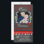 De Festividades Red Chalkboard Felry Natal Cartão com fotos<br><div class="desc">Feliz cartões com fotos de Natal com uma tela de fundo, muitas espirais vermelhas e texto que diz Feliz Natal, uma corda de luzes coloridas em várias cores, ornamentos vermelhos e verdes pendurados, e áreas que você pode personalizar esses belos e brilhantes cartões com fotos de Natal com sua foto...</div>