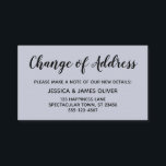 De Informações Alteração mínima e elegante do cartão azul empoeir<br><div class="desc">Mantenha seus amigos e familiares atualizados com seu novo endereço usando esses cartões de gabinete simples e elegantes. As notas versáteis leem "Mudança de endereço" na frente e "Mantenha em contato!" no verso, usando uma fonte moderna, negrito e manuscrita. Use os campos modelo para adicionar todos os seus próprios detalhes...</div>