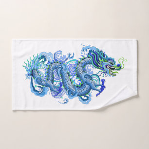 De Mão O dragão azul com água espirra a toalha