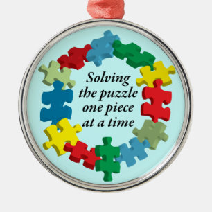 De Metal Resolvendo o ornamento azul do quebra-cabeça…