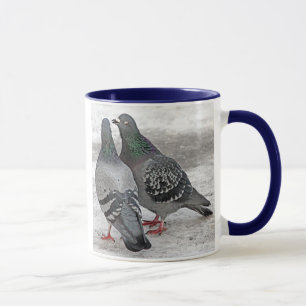 Dê-nos uma caneca do presente do pombo do beijo