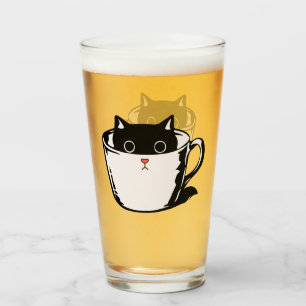 De Pint Gato preto com nariz vermelho escondido em um copo
