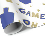 De Presente Hanukkah Lançando Papel Chanukah JOGANDO<br><div class="desc">Chanucá "Chanukah GAME ON" Escolha entre 4 estilos e 5 tamanhos de papel de embalagem. Aproveite e obrigados para parar e comprar. Seu negócio é muito apreciado. Feliz Hanukkah! Você também pode gostar da minha marca de presentes, GAME ON.Tipo: Corresponder papel de moldagemCertifique-se de que cada presente que você dá...</div>