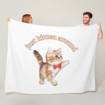 gatinho em torno do cobertor