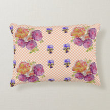 Rosas rosa e violetas Shabby, uma almofada floral