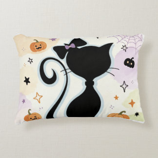 Decorativa Uma almofada fofa e um gato preto.