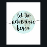 Deixe a aventura começar a citar o Impressão de ar<br><div class="desc">"Deixe a aventura começar." Palavras inspiradoras para viver, esta mensagem lembra-nos de que esperamos ansiosamente pelo que está por vir e não nos aprofundaremos no passado. A caligrafia escrita à mão num texto preto clássico contra um mundo estilizado num fundo branco funciona com qualquer decoração, dormitório ou quarto de criança....</div>