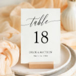 Delicar Nomes de Caligrafia e Mesa de Data de Casa<br><div class="desc">Cartões de mesa maiores e elegantes em preto e branco com um delicado roteiro de caligrafia. Adicione seus nomes e data de casamento também!</div>