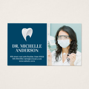 Dentista segurando ferramentas dentárias Logoti