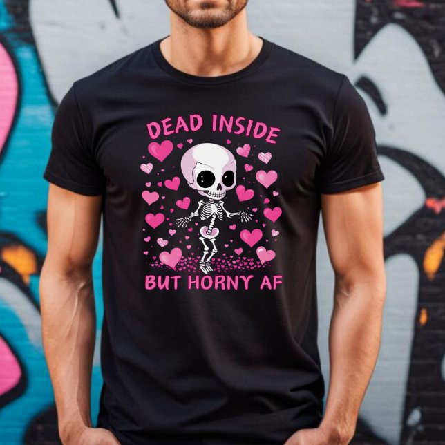 Dentro morto Mas Camiseta Anti-Valentine da Horny  (Dead Inside But Horny AF Anti Valentine's Day shirt.)