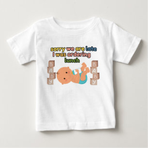 Desculpe Estamos Atrasados Camiseta Branca de Bebê