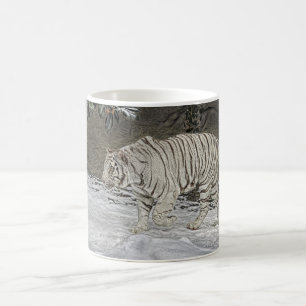 Desengaço branco do tigre na caneca da neve