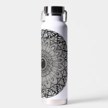 desenho de mandala monocromática em garrafa de águ